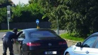 Il controllo della Stradale che ha fermato un cinese su un’auto di lusso con targa estera Il controllo della Stradale che ha fermato un cinese su un’auto di lusso con targa estera