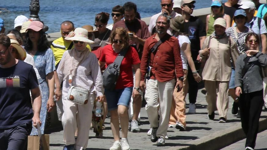 Locali senza finestre e privi di abitabilità affittati tra i 70 e i 100 euro a notte. Una task-force sta incrociando i dati catastali con gli annunci sulle piattaforme. .