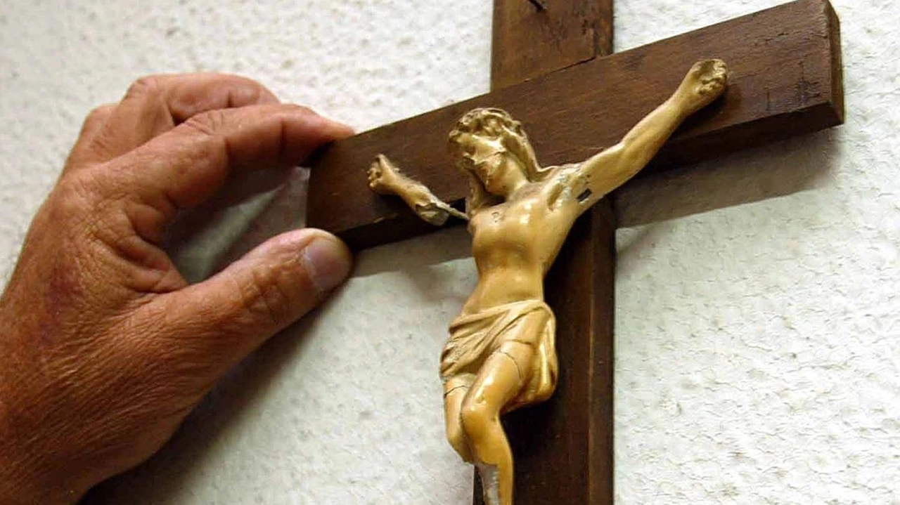 Il Crocifisso finisce spesso al centro delle polemiche politiche Il Crocifisso finisce spesso al centro delle polemiche politiche