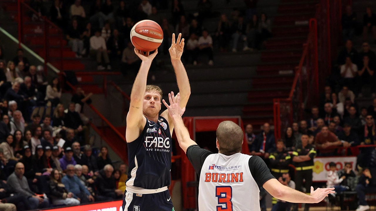 Emanule Trapani nella serie contro la Paffoni Omegna ha giocato una media di 18 minuti, mettendo a segno 8,3 punti con il 53 % da 2 e il 32 % da 3 Emanule Trapani nella serie contro la Paffoni Omegna ha giocato una media di 18 minuti, mettendo a segno 8,3 punti con il 53 % da 2 e il 32 % da 3