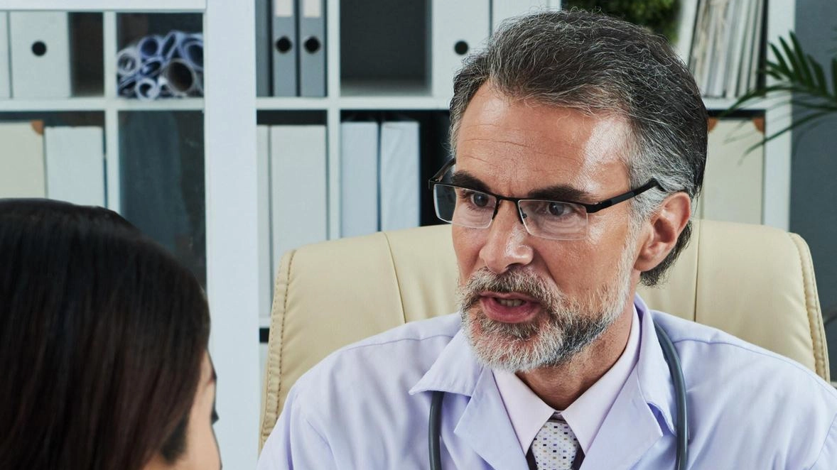 Un medico a colloquio con una paziente (foto d’archivio) Un medico a colloquio con una paziente (foto d’archivio)