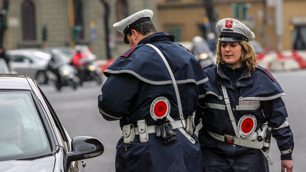 Agenti della polizia municipale in servizio (foto Germogli di repertorio)