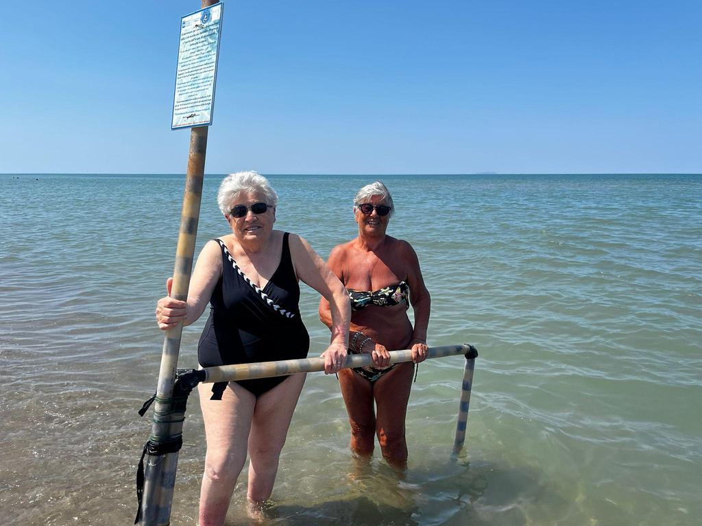 La giraffa per prendersi il mare. Un bagno davvero accessibile: "Grazie ai corrimano in acqua" La giraffa per prendersi il mare. Un bagno davvero accessibile: "Grazie ai corrimano in acqua"