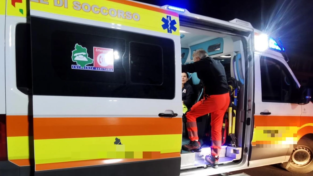 Un'ambulanza. Per l'uomo, che stava effettuando delle consegne, non c'è stato niente da fare Un'ambulanza. Per l'uomo, che stava effettuando delle consegne, non c'è stato niente da fare