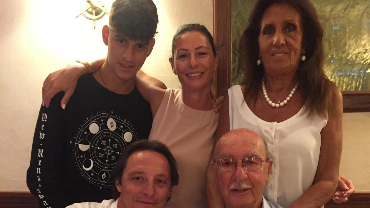 Nativo di Napoli, aveva scelto da oltre quarant’anni di vivere a Viareggio. I suoi funerali si svolgeranno oggi alle 15 nella chiesa di San Paolino. Nativo di Napoli, aveva scelto da oltre quarant’anni di vivere a Viareggio. I suoi funerali si svolgeranno oggi alle 15 nella chiesa di San Paolino.
