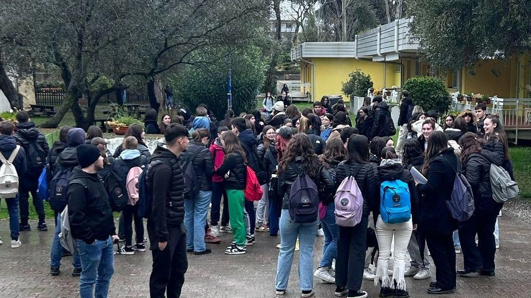 La protesta degli studenti del plesso di Scienze umane a Marina di Carrara