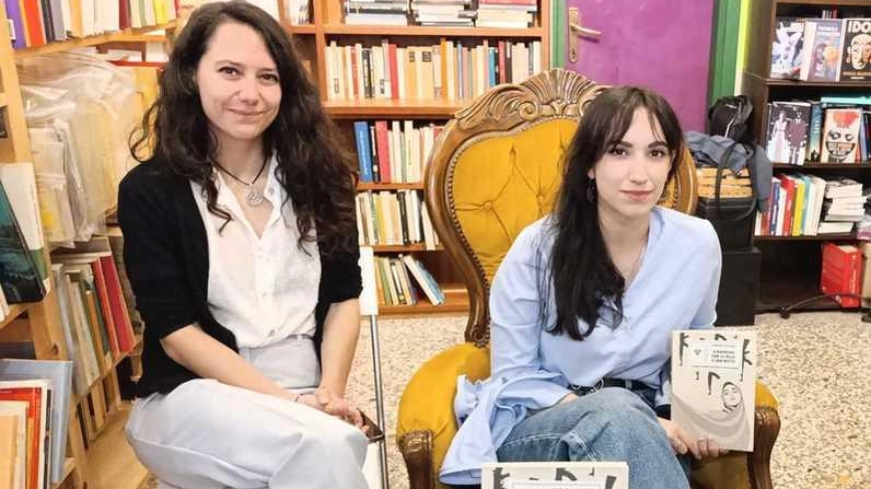 Carolina Paolicchi con il suo libro «A Baghdad con Le. mille e una notte» Carolina Paolicchi con il suo libro «A Baghdad con Le. mille e una notte»