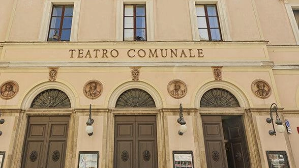 L’ingresso del Teatro comunale sulla strada che porta alla piazza centrale di Todi: sono in corso manutenzioni e operazioni di sistemazione L’ingresso del Teatro comunale sulla strada che porta alla piazza centrale di Todi: sono in corso manutenzioni e operazioni di sistemazione