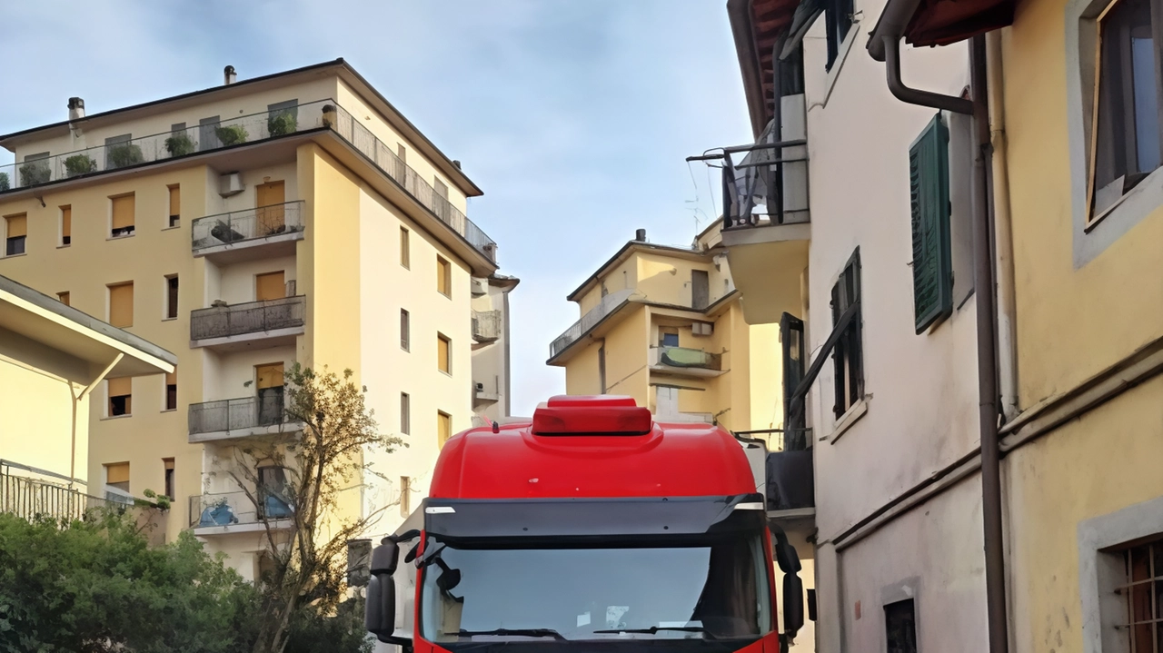 Intervenuti i vigili del fuoco in piena zona industriale. Danni lievi alla palazzina. Ma ci sono precedenti simili. Intervenuti i vigili del fuoco in piena zona industriale. Danni lievi alla palazzina. Ma ci sono precedenti simili.