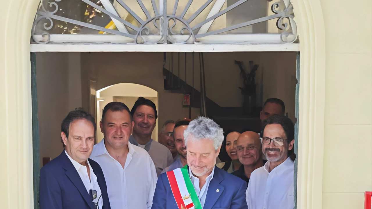 Il tradizionale taglio del nastro a opera del sindaco Mario Pardini Il tradizionale taglio del nastro a opera del sindaco Mario Pardini