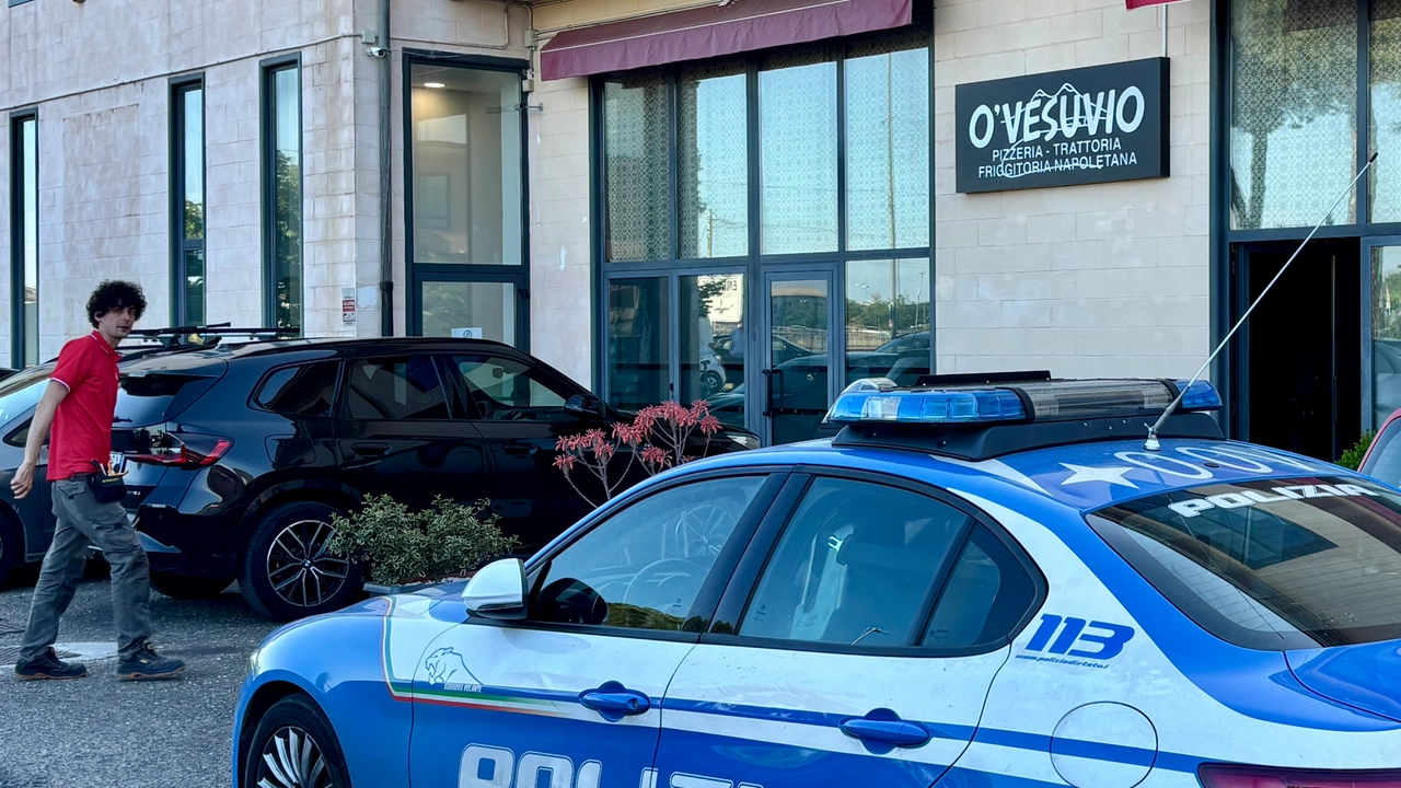 La polizia davanti alla pizzeria O’ Vesuvio La polizia davanti alla pizzeria O’ Vesuvio