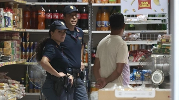 Minimarket, arriva la nuova stretta. Prorogata l’ordinanza di chiusura. In 36 strade bandoni giù dalle 21