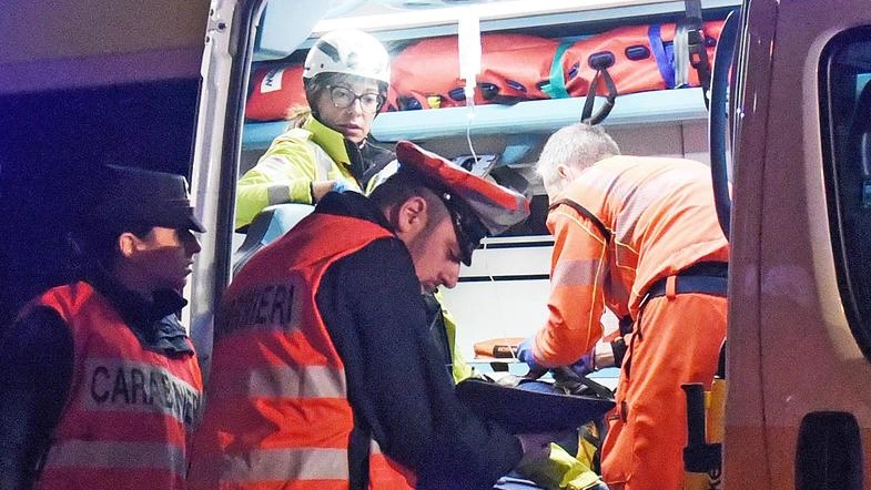 Sono intervenuti i sanitari del 118, i vigili del fuoco e i carabinieri per gli accertamenti del caso Sono intervenuti i sanitari del 118, i vigili del fuoco e i carabinieri per gli accertamenti del caso