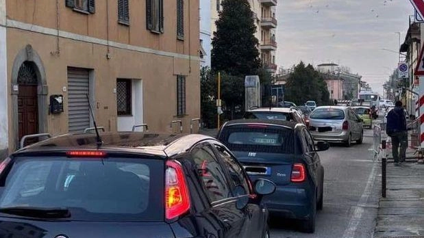 Un momento dell’incolonnamento di ieri mattina in via Dalmazia a causa del guasto del passaggio a livello di Capostrada Un momento dell’incolonnamento di ieri mattina in via Dalmazia a causa del guasto del passaggio a livello di Capostrada