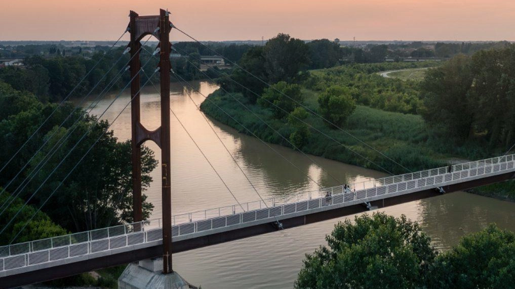 Il ponte ciclopedonale di Riglione che unisce le due sponde dell’Arno: ma sulla pista lato Cisanello. stazionano spesso i cacciatori Il ponte ciclopedonale di Riglione che unisce le due sponde dell’Arno: ma sulla pista lato Cisanello. stazionano spesso i cacciatori