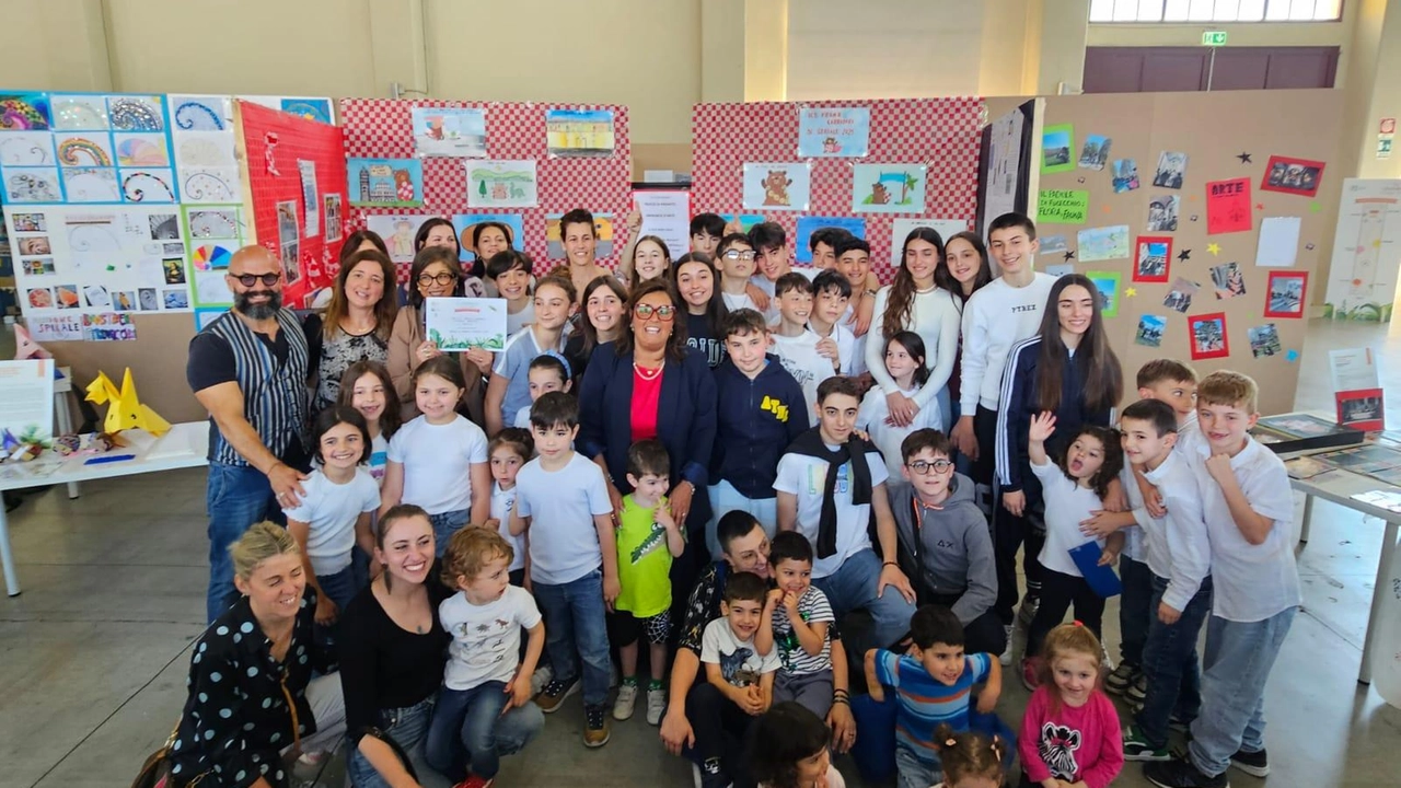 Primo posto per l’istituto comprensivo Anna Frank Nella foto i giovanissimi studenti che hanno partecipato al «Sì Geniale!» Primo posto per l’istituto comprensivo Anna Frank Nella foto i giovanissimi studenti che hanno partecipato al «Sì Geniale!»
