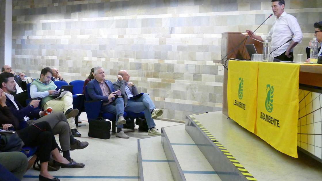 Il ruolo dell’acqua nei processi industriali. L’intervento del direttore di Legambiente Il ruolo dell’acqua nei processi industriali. L’intervento del direttore di Legambiente