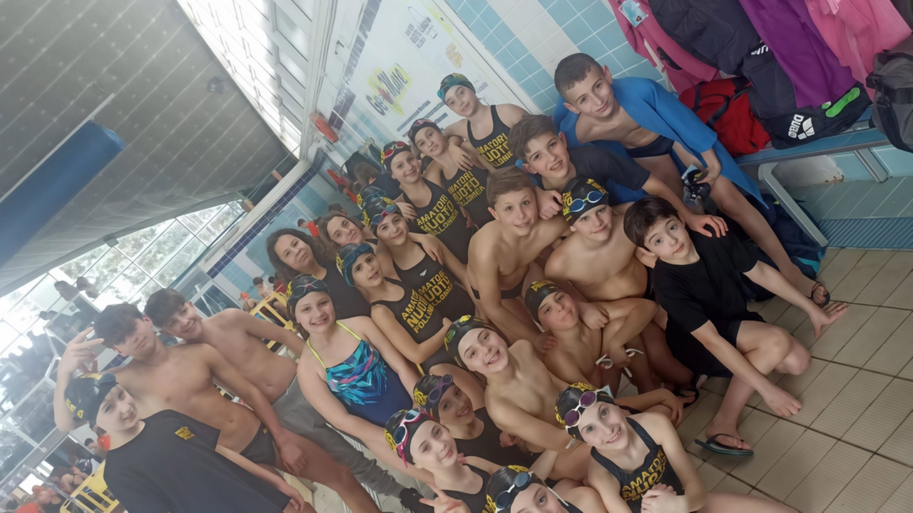 Gli atleti della società Amatori Nuoto Follonica