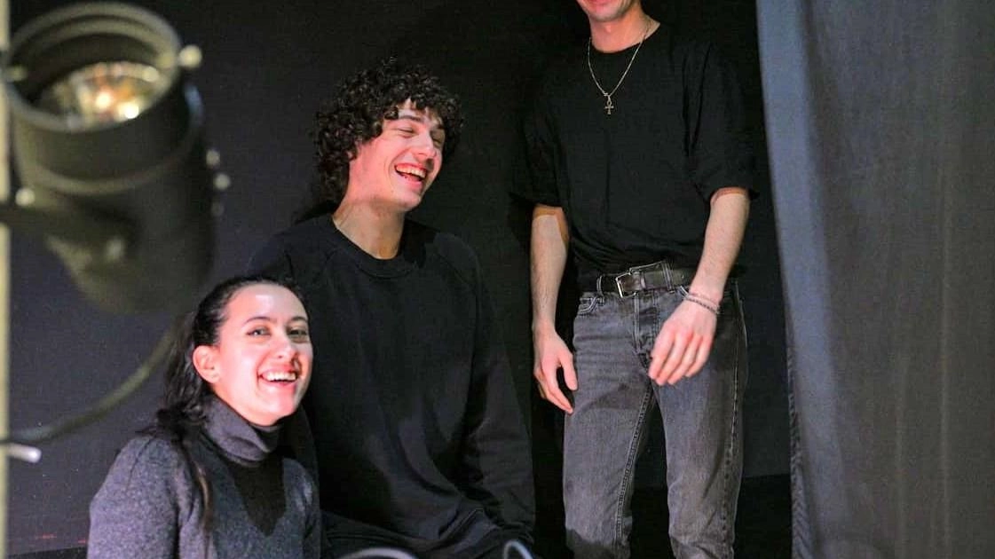 La compagnia Dimore Creative porta in scena stasera lo spettacolo ’Ecologia capitalista’ nella piazzetta di Castè, borgo di Riccò del Golfo La compagnia Dimore Creative porta in scena stasera lo spettacolo ’Ecologia capitalista’ nella piazzetta di Castè, borgo di Riccò del Golfo
