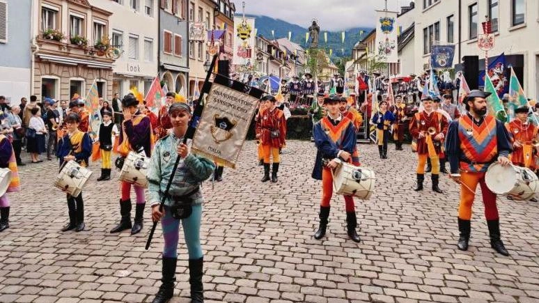 Gli sbandieratori durante una recente trasferta in Germania; ora il gruppo è atteso da un altro lungo viaggio Gli sbandieratori durante una recente trasferta in Germania; ora il gruppo è atteso da un altro lungo viaggio