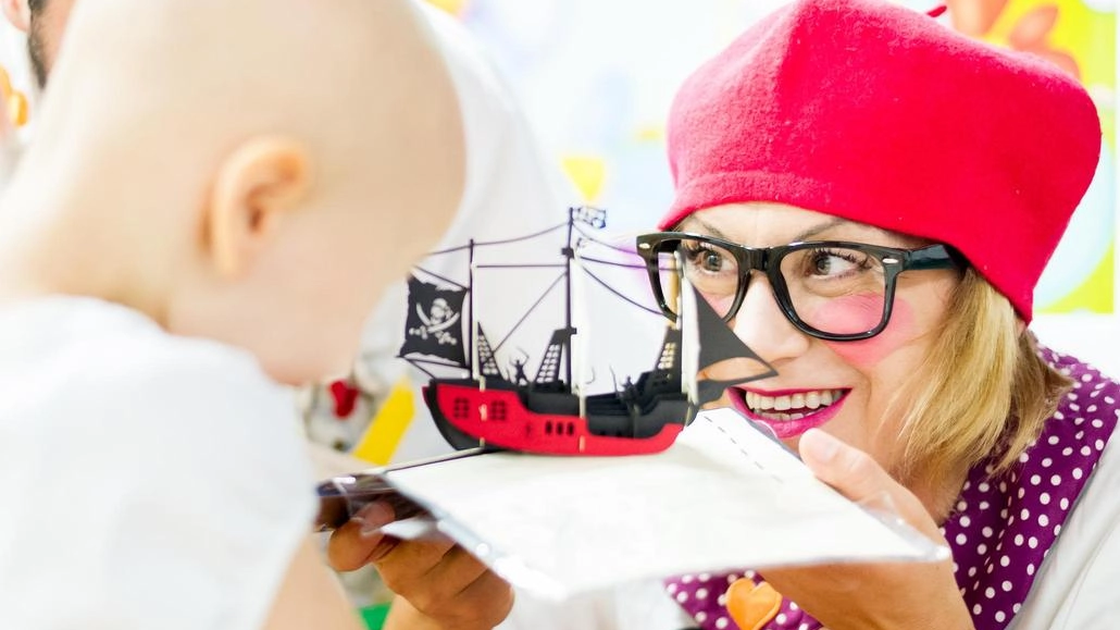 La pistoiese Danila Fiorino fa parte ormai da molti anni della squadra Dottor Sorrisi della Fondazione Theodora . Il suo lavoro, come attrice e clown, si svolge negli ospedali lombardi, nei reparti di Oncologia pediatrica. La pistoiese Danila Fiorino fa parte ormai da molti anni della squadra Dottor Sorrisi della Fondazione Theodora . Il suo lavoro, come attrice e clown, si svolge negli ospedali lombardi, nei reparti di Oncologia pediatrica.