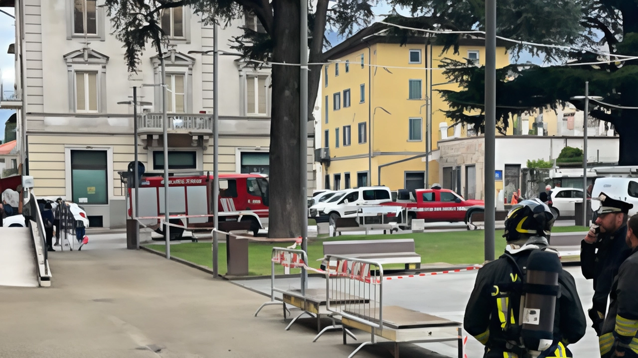 L’intervento dei vigili del fuoco alla scuola materna “Pascoli“ di Barga L’intervento dei vigili del fuoco alla scuola materna “Pascoli“ di Barga