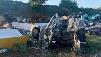 Le carcasse di auto e motori abbandonati a Coltano