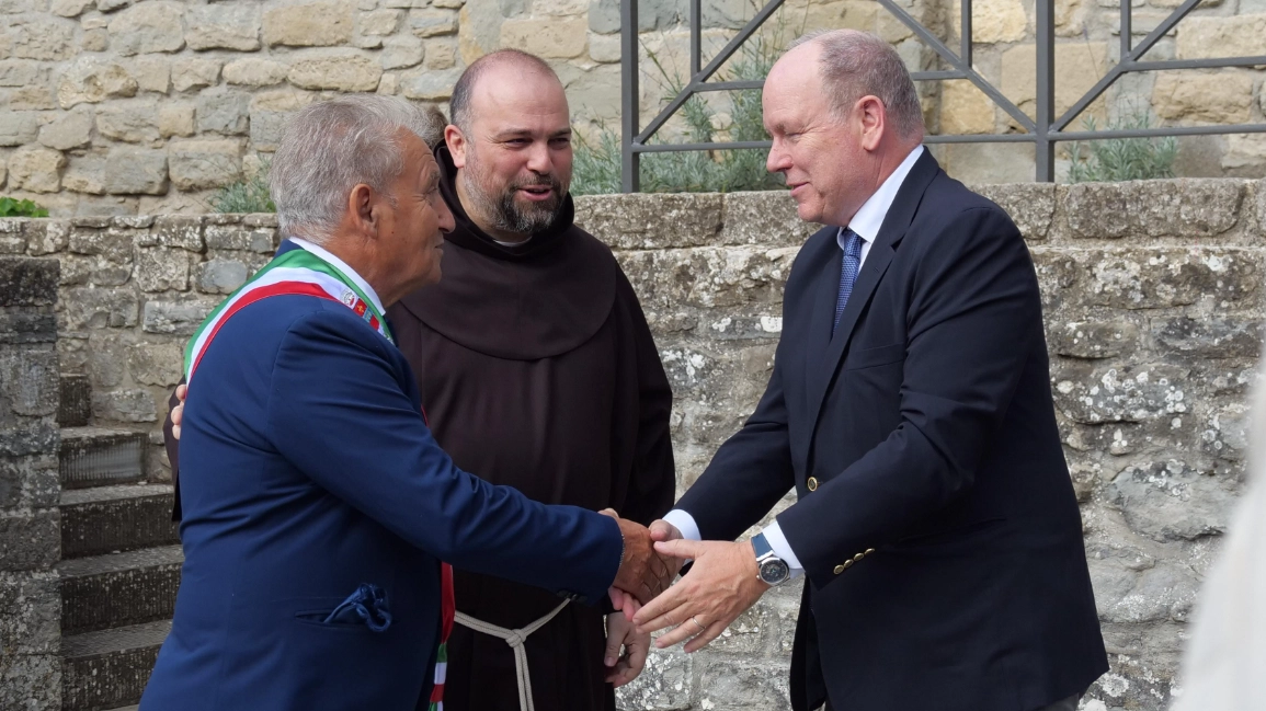 Il principe Alberto di Monaco stringe la mano al sindaco di Chiusi Giampaolo Tellini (Foto Cristini) Il principe Alberto di Monaco stringe la mano al sindaco di Chiusi Giampaolo Tellini (Foto Cristini)