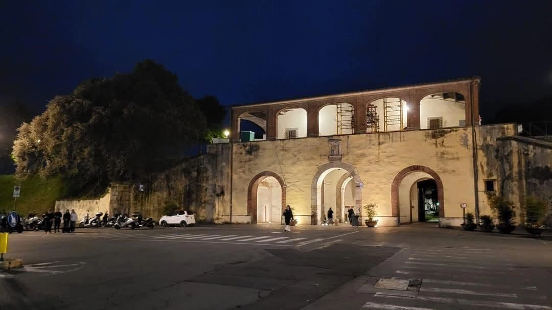 Un’immagine “surreale“ di piazza Santa Maria svuotata dalle automobili Un’immagine “surreale“ di piazza Santa Maria svuotata dalle automobili