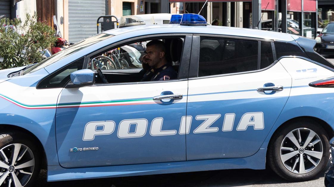 prende a sprangate il patrigno per difendere la madre minorenne arrestato
