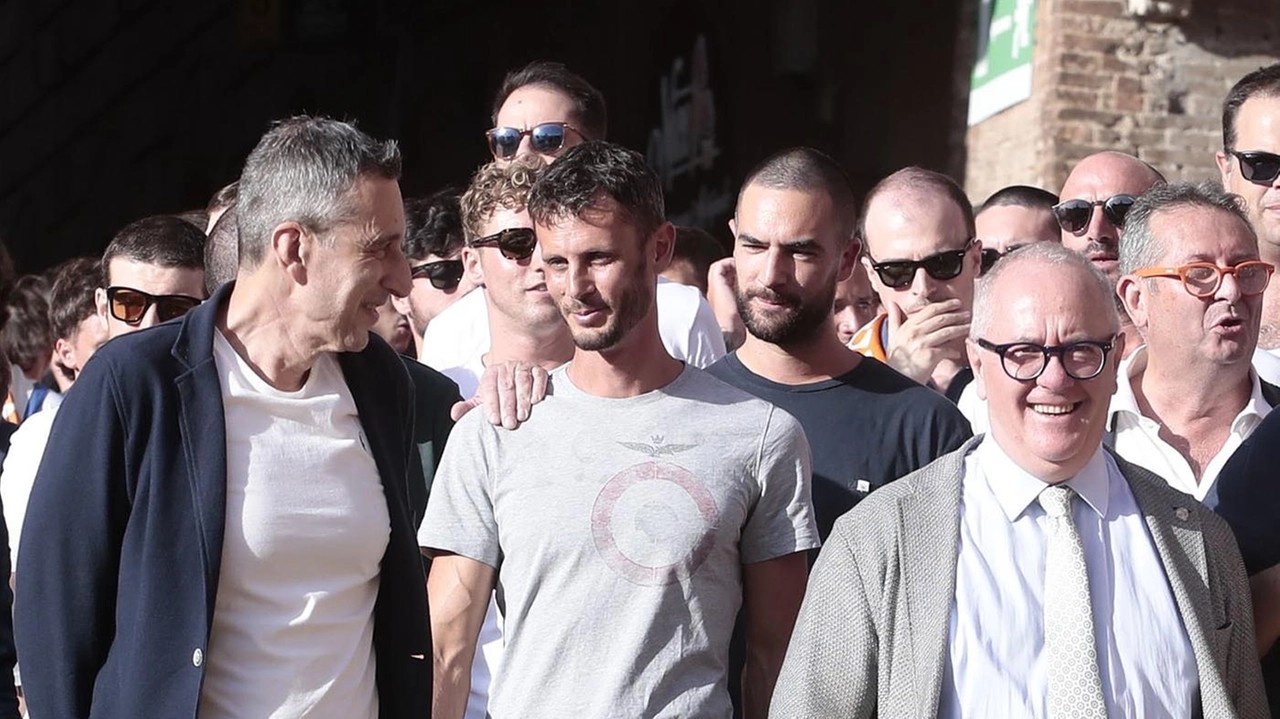 Il capitano del Leocorno di Siena, Marco Minucci, si prepara al debutto di Zentiles con cautela e fiducia. Il cavallo della famiglia Westerman promette, ma la concorrenza è agguerrita. Elias Mannucci è pronto a dimostrare la sua abilità. La competizione si preannuncia intensa. Il capitano del Leocorno di Siena, Marco Minucci, si prepara al debutto di Zentiles con cautela e fiducia. Il cavallo della famiglia Westerman promette, ma la concorrenza è agguerrita. Elias Mannucci è pronto a dimostrare la sua abilità. La competizione si preannuncia intensa.