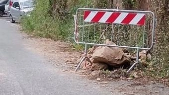 La frana che ha riguardato il sentiero conosciuto come “della Corna“ La frana che ha riguardato il sentiero conosciuto come “della Corna“