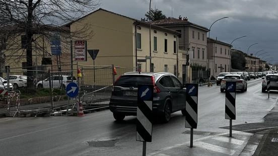 La buca transennata dei lavori sulla Tosco Romagnola a Casciavola: secondo la commissaria della Lega il cantiere. è fermo e provoca pesanti disagi