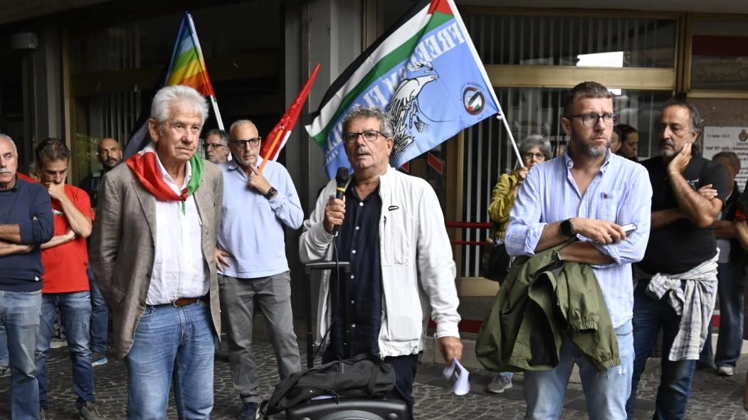 Nell’atrio del Comune manifestazione contro il governo israeliano. "Subito lo stop all’assedio. Non aggredisce solo il popolo palestinese ma tutta l’umanità. Niente più forme di cooperazione".