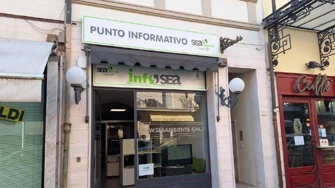 Il punto informativo di via Garibaldi: una zona del centro cittadino accessibile a tutti in modo che ci sia un rapporto diretto tra l’utenza e il servizio Il punto informativo di via Garibaldi: una zona del centro cittadino accessibile a tutti in modo che ci sia un rapporto diretto tra l’utenza e il servizio