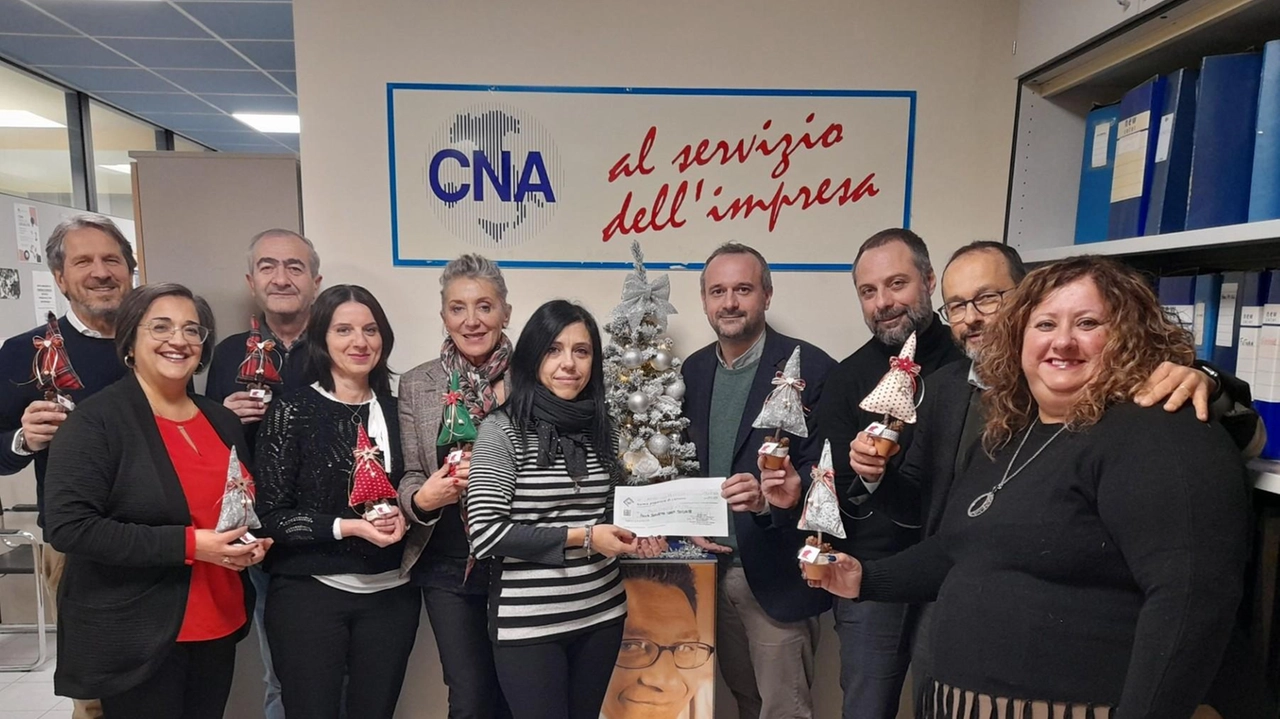 Cna Valtiberina ha consegnato l’assegno di solidarietà a Casa di Rosa, centro per disabili di Sansepolcro che ha realizzato alberelli natalizi Cna Valtiberina ha consegnato l’assegno di solidarietà a Casa di Rosa, centro per disabili di Sansepolcro che ha realizzato alberelli natalizi