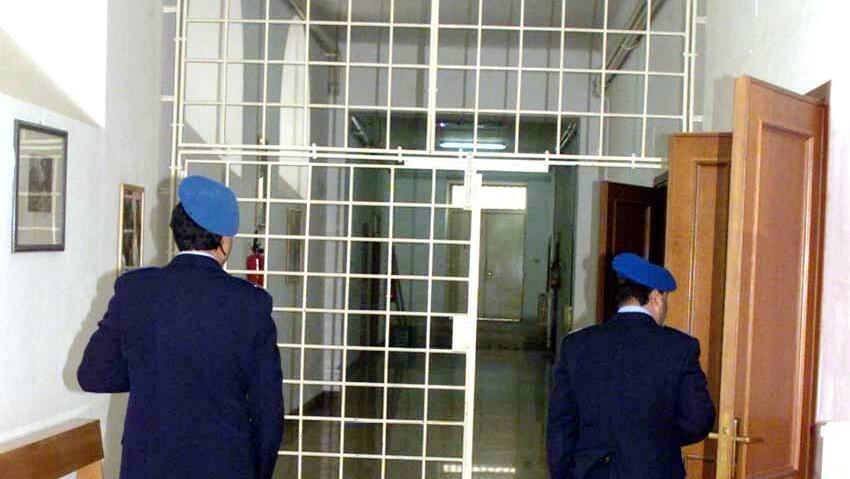 Carcere di Orvieto, trovati nelle celle tre telefoni e sostanze stupefacenti