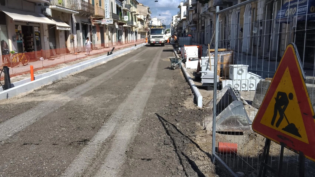 Dopo una lunga fase preparatoria, è iniziata ieri in via Mazzini nel tratto compreso tra le due strade pedonali Fratti... Dopo una lunga fase preparatoria, è iniziata ieri in via Mazzini nel tratto compreso tra le due strade pedonali Fratti...