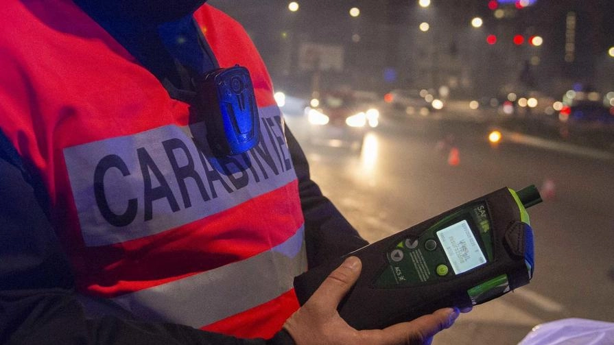 Carabinieri di Pisa denunciano 5 persone per guida in stato di ebbrezza e 3 per porto di armi. Tassi alcolemici fino a 6 volte il limite consentito. Patenti ritirate e denunce. Carabinieri di Pisa denunciano 5 persone per guida in stato di ebbrezza e 3 per porto di armi. Tassi alcolemici fino a 6 volte il limite consentito. Patenti ritirate e denunce.