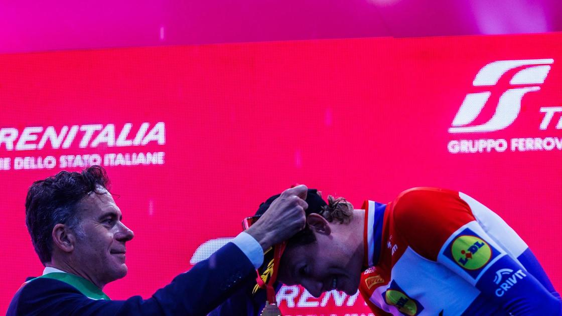 è un arrivederci tutto il mondo ci ha guardato 