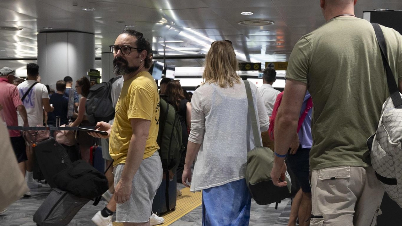 Luglio cruciale per Toscana Aeroporti, al via il cantiere per l’ampliamento del Terminal, menrtre si chiude la vertenza degli addetti alle pulizie, carico e scarico bagagli dei passeggeri dei due scali di Pisa e Firenze . Luglio cruciale per Toscana Aeroporti, al via il cantiere per l’ampliamento del Terminal, menrtre si chiude la vertenza degli addetti alle pulizie, carico e scarico bagagli dei passeggeri dei due scali di Pisa e Firenze .