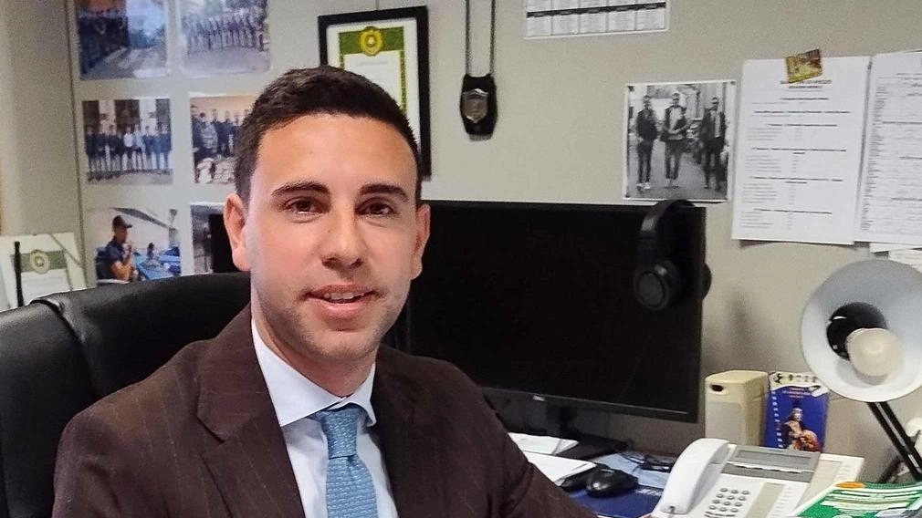 Davide Comito dirigente della squadra mobile di Arezzo, è lui ad avere individuato l’aggressore mentre si trovava in vacanza a Napoli Davide Comito dirigente della squadra mobile di Arezzo, è lui ad avere individuato l’aggressore mentre si trovava in vacanza a Napoli