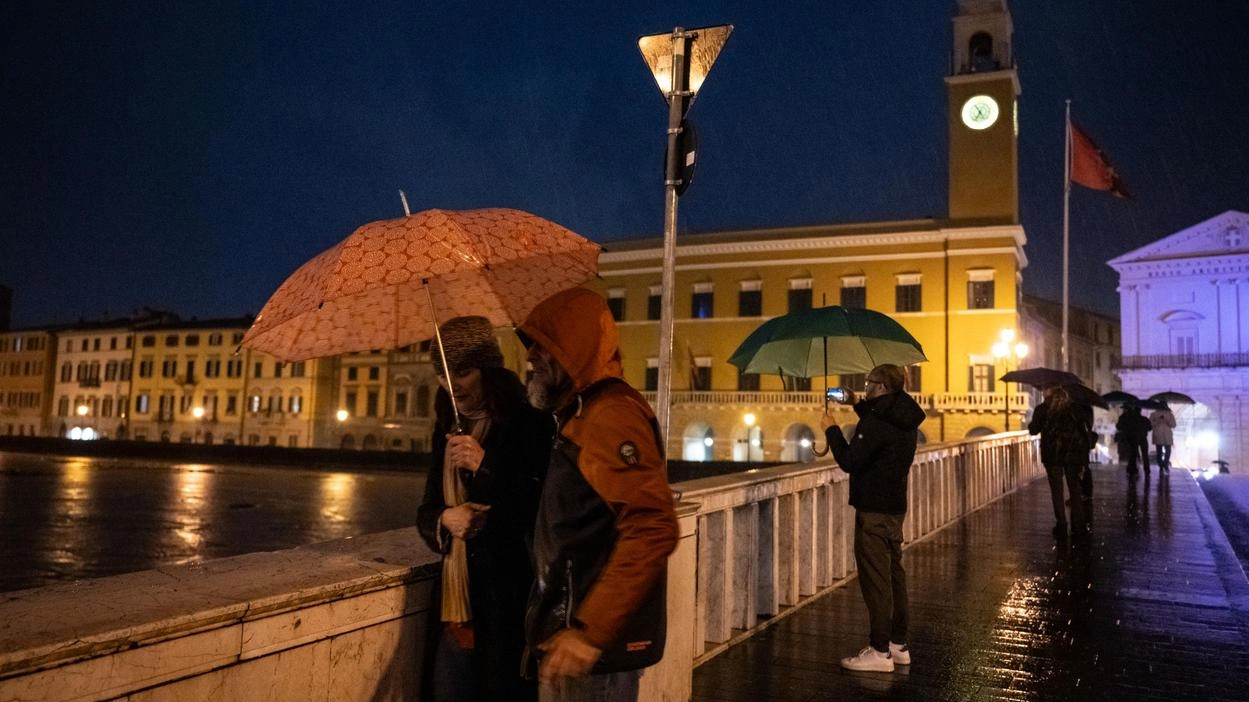 Una foto del maltempo nei giorni scorsi in centro a Pisa Ombrelli aperti e preoccupazione per l’Arno (foto Pardini per Valtriani)