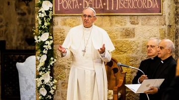 Lutto ad Assisi per Papa Francesco: bandiere a mezz'asta e silenzio in città