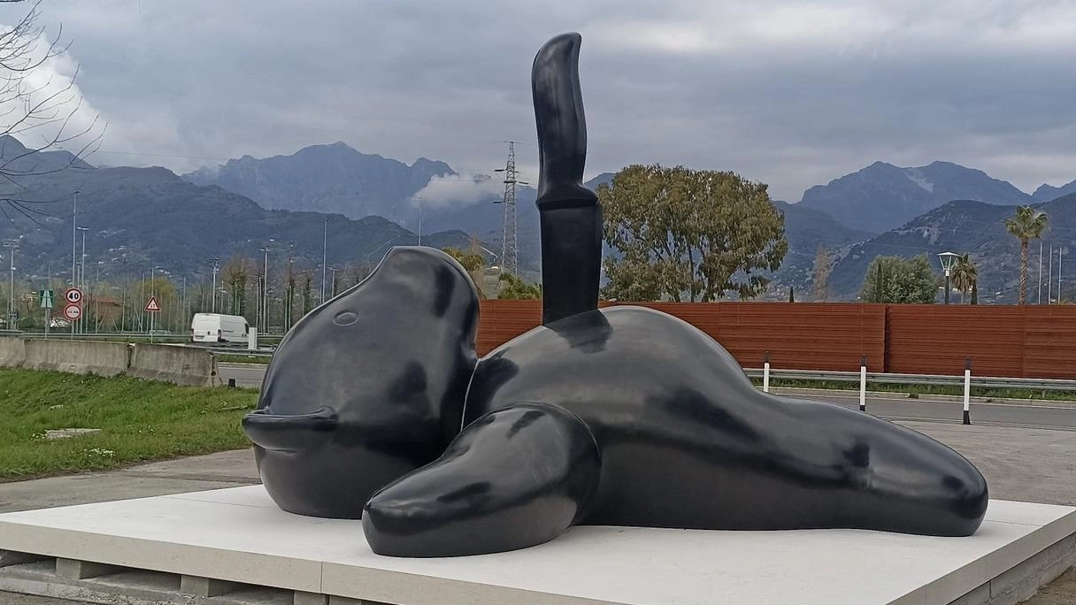 L’opera di Rachel Lee Hovnanian intitolata «Poor Teddy in Repose» all’uscita autostradale al confine con Forte dei Marmi