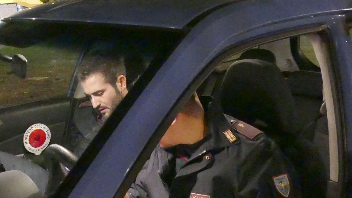 Accusato di violenza, resistenza a pubblico ufficiale. Ha danneggiato la volante Accusato di violenza, resistenza a pubblico ufficiale. Ha danneggiato la volante