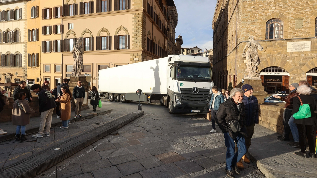 Un autotreno sbaglia percorso e si incastra su ponte Santa Trinita (Giuseppe Cabras/New Press Photo)