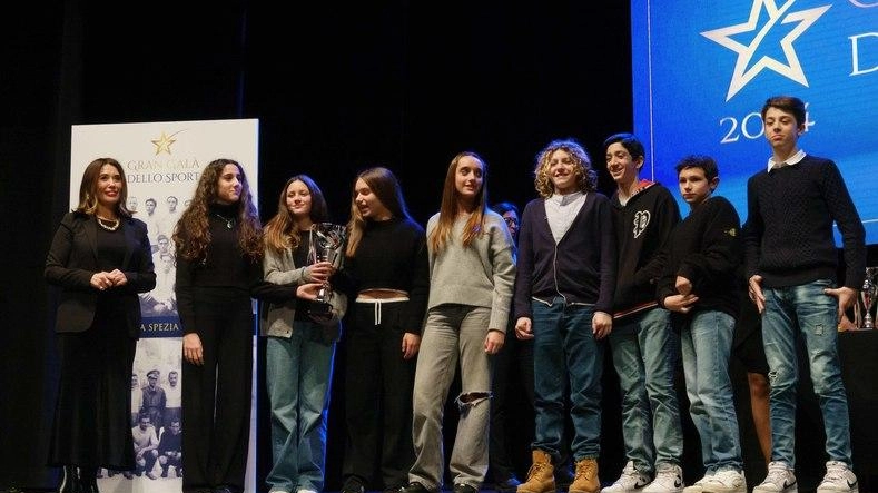 Consegnate decine di targhe e coppe. Premiati anche i familiari degli eroi dello scudetto. Omaggio a Magi . Consegnate decine di targhe e coppe. Premiati anche i familiari degli eroi dello scudetto. Omaggio a Magi .