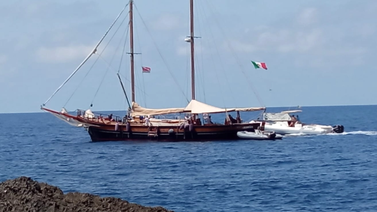 Un'altra imbarcazione ancorata a pochi metri dalla costa rocciosa