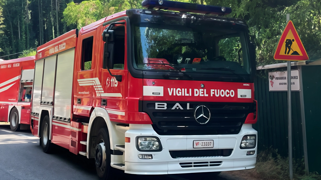 Gli incendi devastano Pelago e Reggello: fiamme minacciose vicino alle abitazioni, interventi dei vigili del fuoco e squadre di volontari per spegnere il fuoco e proteggere la foresta di Vallombrosa. Gli incendi devastano Pelago e Reggello: fiamme minacciose vicino alle abitazioni, interventi dei vigili del fuoco e squadre di volontari per spegnere il fuoco e proteggere la foresta di Vallombrosa.